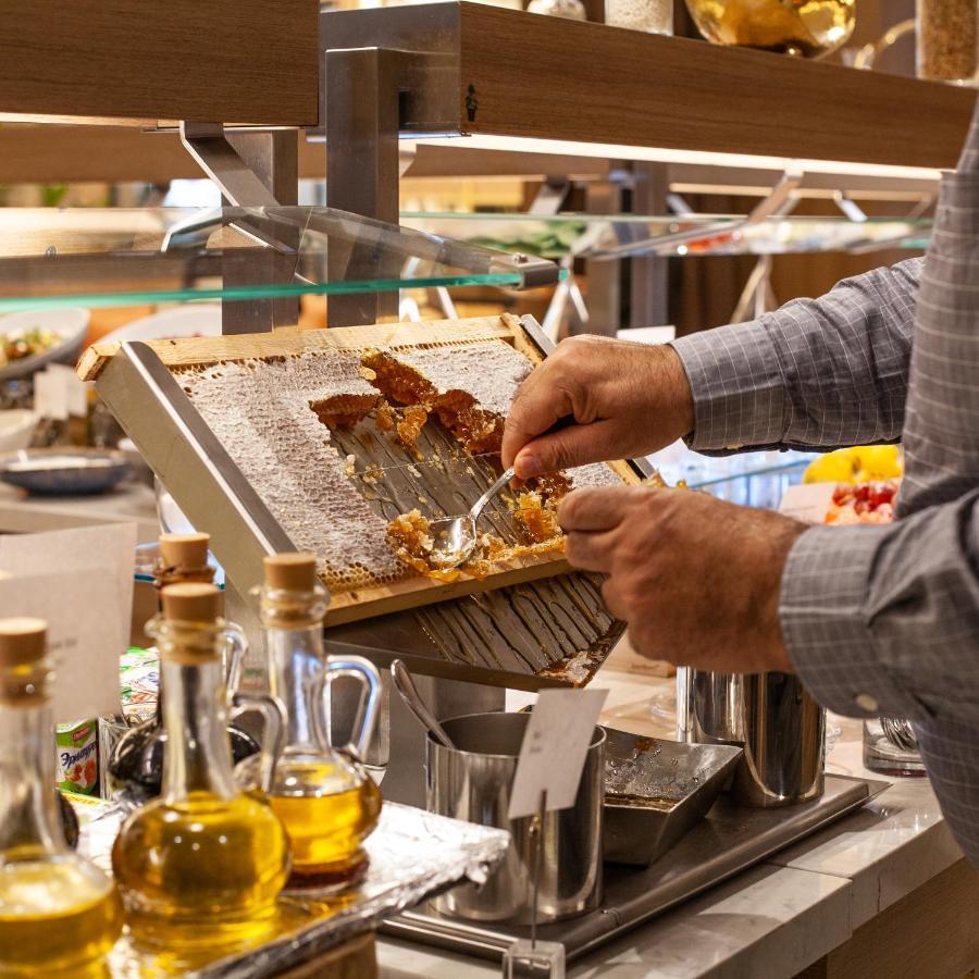 Intercontinental Baku By Ihg Hotel Exterior photo A cook grating cheese