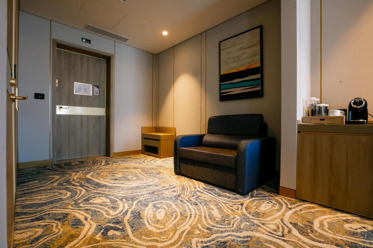 Intercontinental Baku By Ihg Hotel Exterior photo Carpet in a hotel room